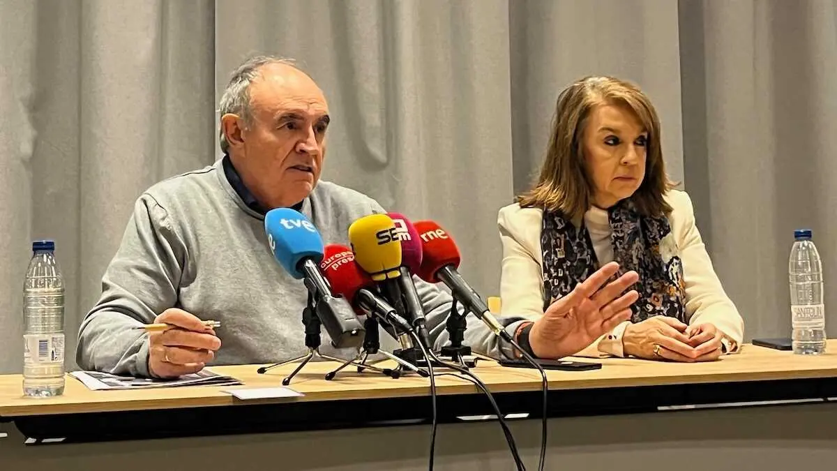 El presidente de ASAJA Castilla-La Mancha, Jos&eacute; Mar&iacute;a Fresneda, durante la rueda de prensa que ha ofrecido en Toledo junto a la vicepresidenta de la organizaci&oacute;n, Blanca Corroto