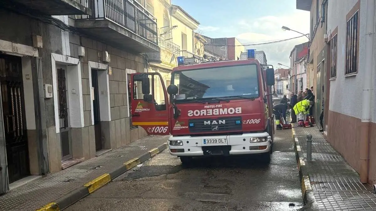 Muere un hombre de 55 a&ntilde;os tras un incendio originado en su vivienda en Almad&eacute;n (Ciudad Real). En la imagen una de las dotaciones de bomberos en el lugar del suceso