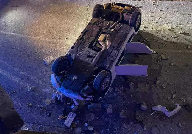 Un conductor drogado arrolla a un chico y acaba cayendo con el coche por un puente, accidente de tr&aacute;fico, salida de v&iacute;a, salirse de la v&iacute;a y volcar, volcado
