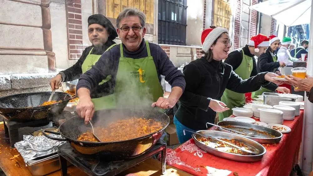 Vecinos y hosteleros de Toledo no han faltado, este mi&eacute;rcoles, a la tradicional cita con las migas en la tarde de Nochebuena, que han llenado las calles de la capital castellanomanchega - EFE/&Aacute;ngeles Visd&oacute;mine