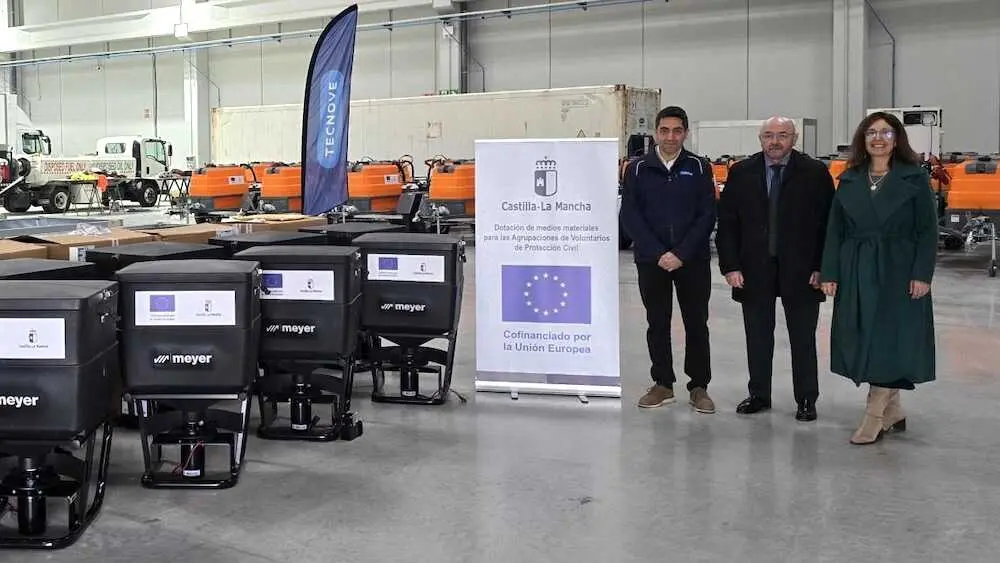 La Junta entrega extendedoras de sal a once agrupaciones de Protecci&oacute;n Civil