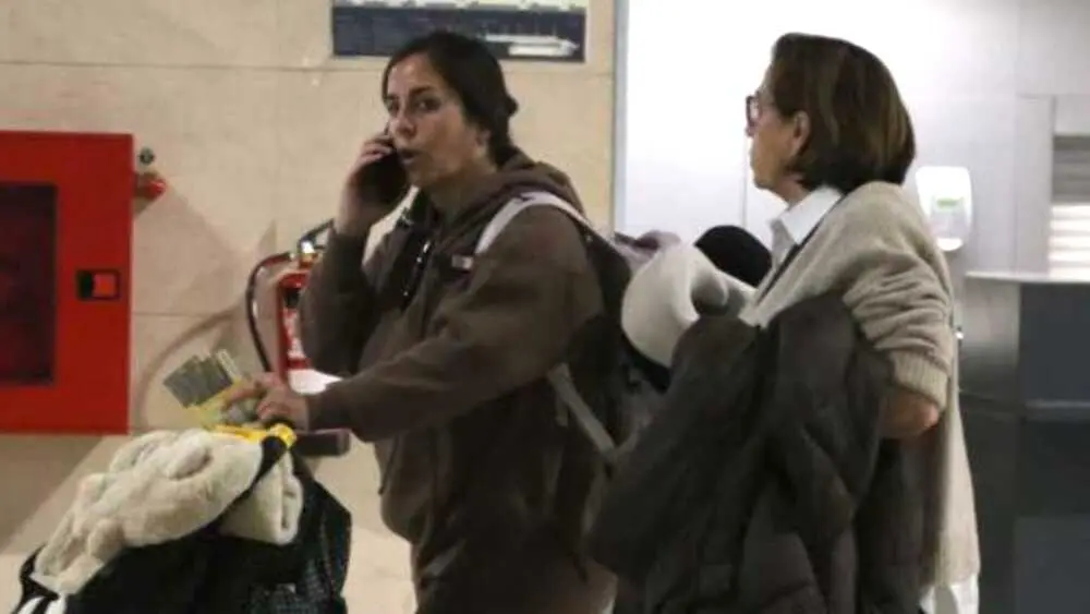 En la imagen Anabel Pantoja junto a su madre Merchi y su hija en el aeropuerto