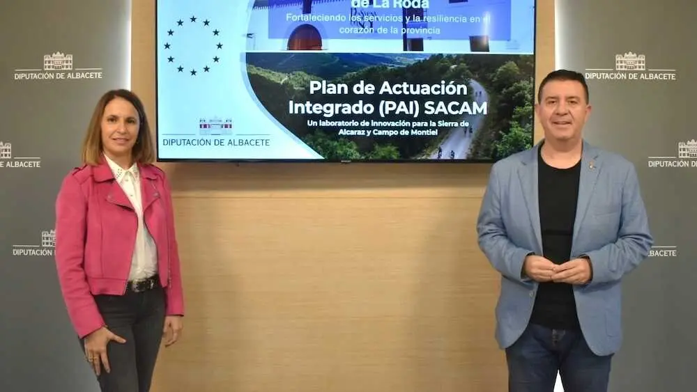 El presidente de la Diputaci&oacute;n de Albacete, Santiago Caba&ntilde;ero, junto a la diputada de Fondos Europeos, Yolanda Ballesteros