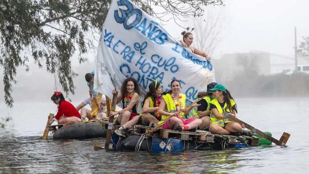 Los vecinos de la comarca del Valle del Bullaque han despedido este mi&eacute;rcoles el a&ntilde;o con su tradicional ba&ntilde;o de Fin de A&ntilde;o en las aguas del r&iacute;o Bullaque a su paso por el municipio de El Robledo (Ciudad Real) - EFE/Jes&uacute;s Monroy