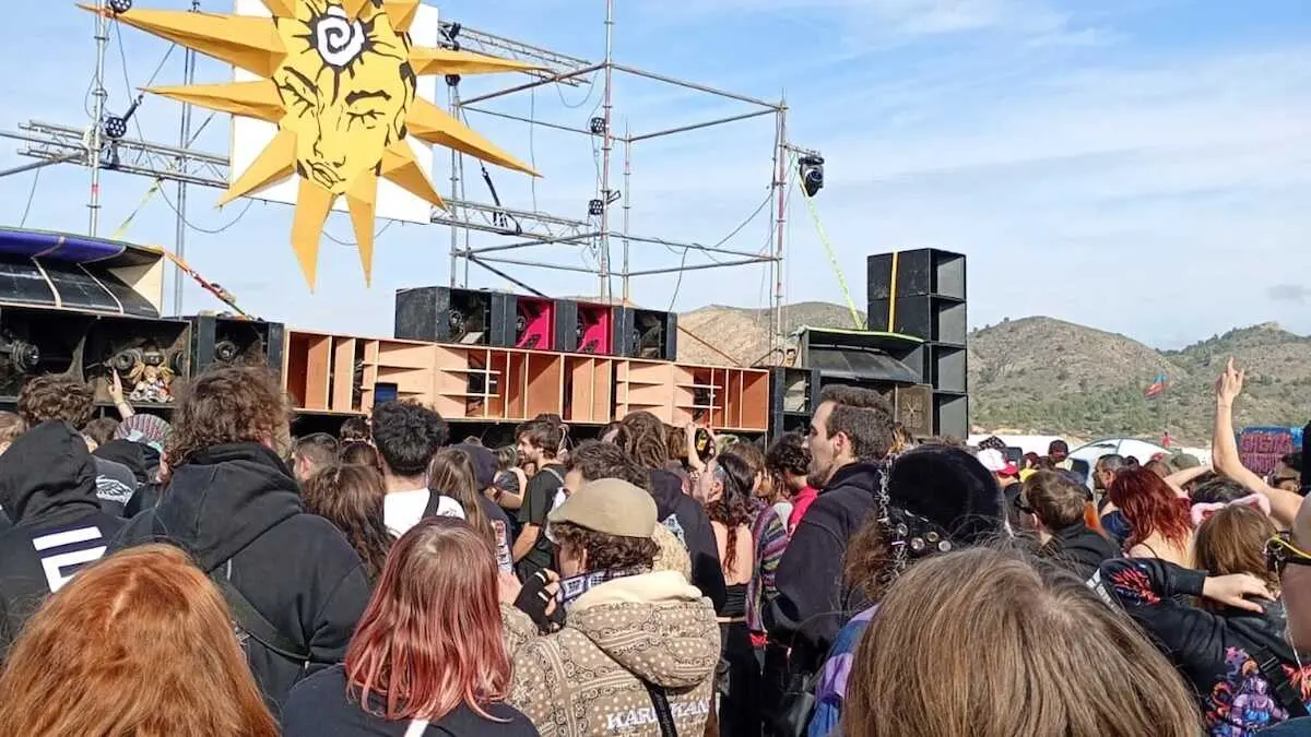 La macro rave del Cenajo arranca tras d&iacute;as de tensi&oacute;n y re&uacute;ne a m&aacute;s de mil veh&iacute;culos - EP/V&iacute;ctor Fern&aacute;ndez