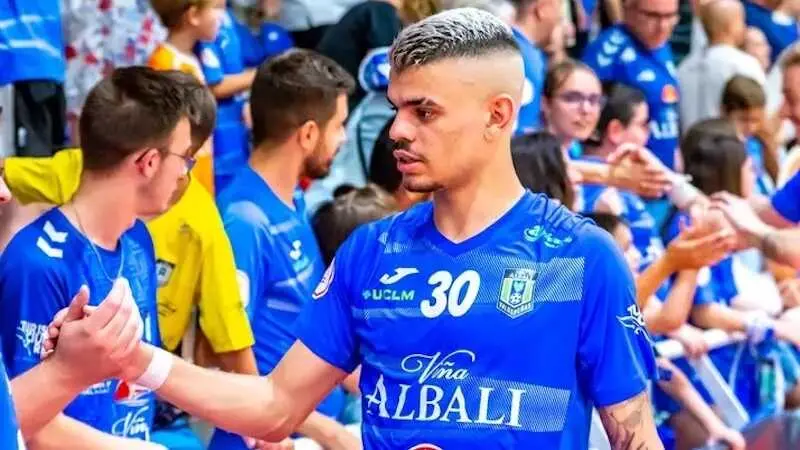 El internacional Ribeiro vuelve al Vi&ntilde;a Albali Valdepe&ntilde;as con contrato hasta 2028