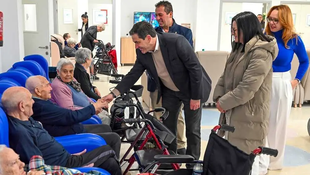 El presidente de la Diputaci&oacute;n de Ciudad Real, Miguel &Aacute;ngel Valverde, en su visita al centro 'Virgen del Rosario' de Porzuna (Ciudad Real)