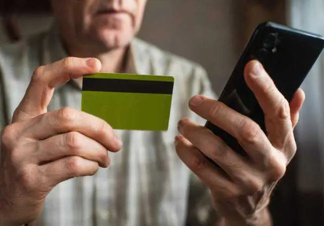 La estafa del seguro que enga&ntilde;a a miles de personas: si te llega este SMS no caigas