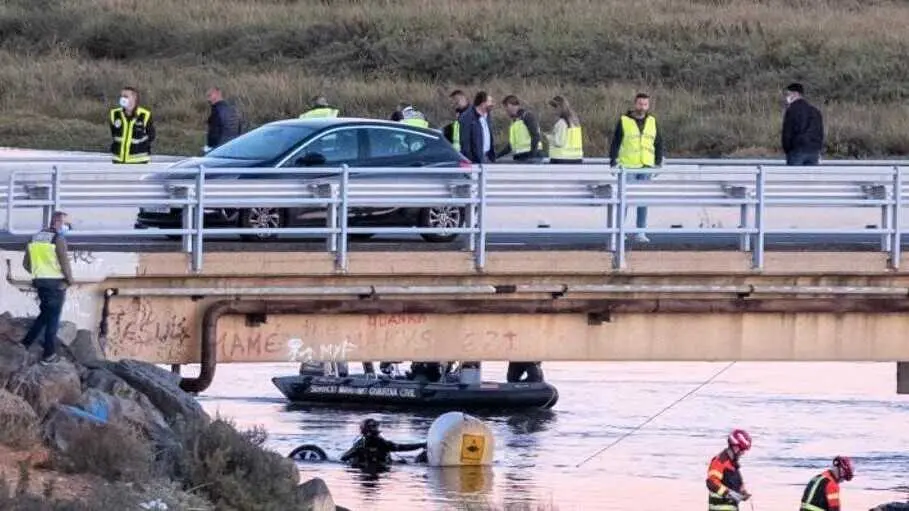 Hallan los cad&aacute;veres de una pareja desaparecida en un coche hundido en un r&iacute;o, geas, GEAS, b&uacute;squeda, rescate, embalse, pantano