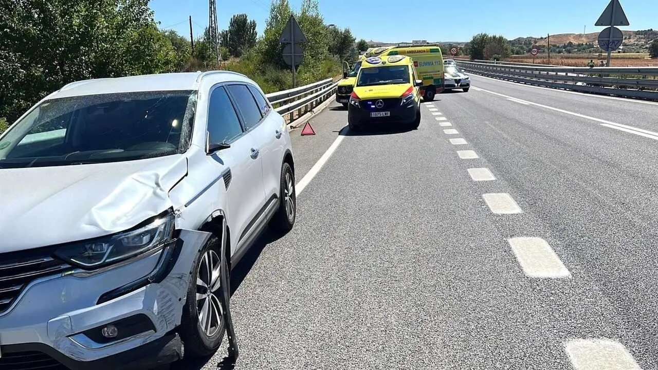 Muere un ciclista de 58 a&ntilde;os tras ser atropellado por un coche en una carretera, accidente de tr&aacute;fico, choque, colisi&oacute;n,&nbsp;