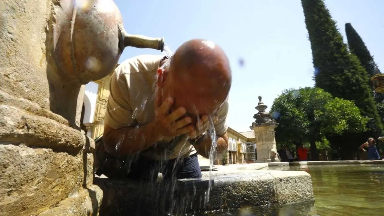 Inusual aumento de la mortalidad en julio, principalmente por el calor y la covid, ola de calor, temperaturas, verano, primavera, cambio clim&aacute;tico, refresc&aacute;ndose, refrescarte,&nbsp;