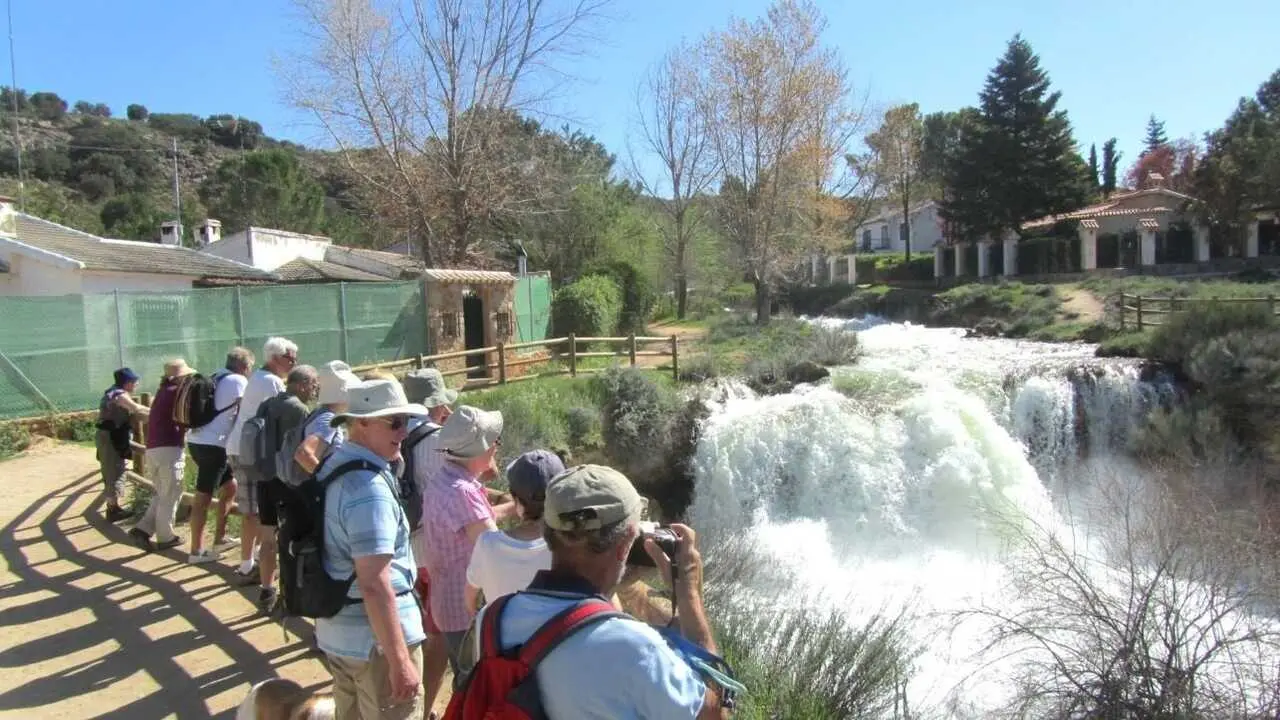 Casilla-La Mancha registra 367.503 pernoctaciones extrahoteleras en agosto. En la imagen de archivo turistas en el camping 'Los Batanes' en Las Lagunas de Ruidera