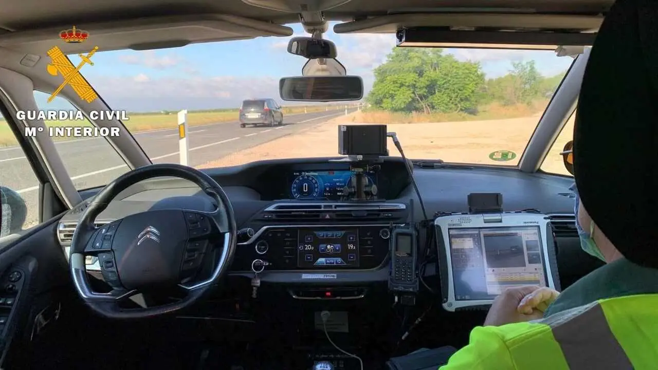 Investigan a un conductor por conducir a 183 km/hora en una v&iacute;a limitada a 90, velocidad, radar, control de tr&aacute;fico, control de velocidad,&nbsp;