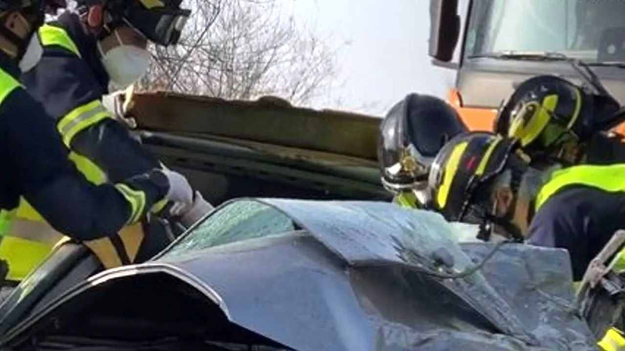 Muere un hombre tras chocar con un cami&oacute;n de obra y quedar atrapado en el coche, accidente de tr&aacute;fico, choque, colisi&oacute;n,&nbsp;