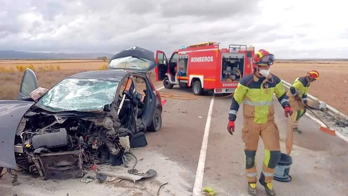 Un muerto y varios heridos en una colisi&oacute;n m&uacute;ltiple con tres coches implicados, accidente de tr&aacute;fico, choque, salida de v&iacute;a,&nbsp;