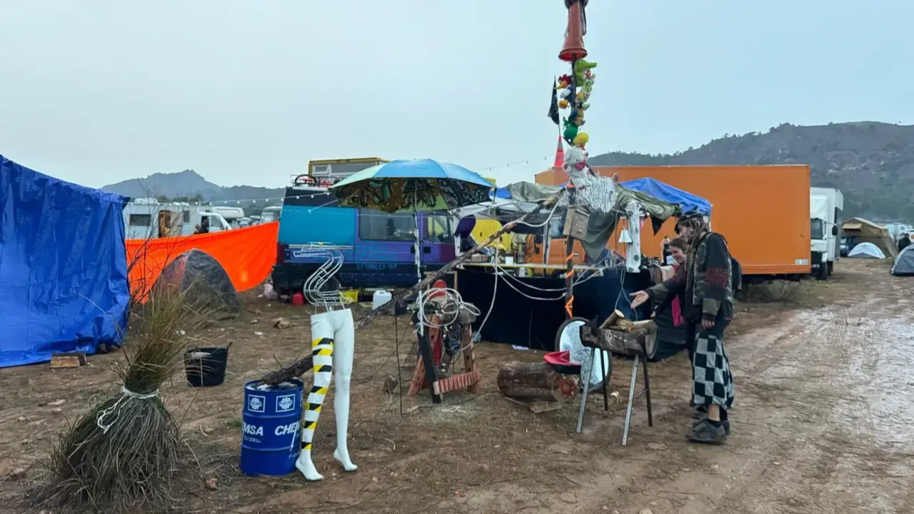 Desciende el n&uacute;mero de asistentes a la rave ilegal en el entorno del embalse del Cenajo de Albacete, donde ya est&aacute; lloviendo - EFE/Miguel And&uacute;jar