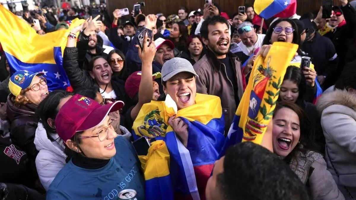 Venezolanos concentrados en Espa&ntilde;a celebrando la detenci&oacute;n de Nicol&aacute;s Maduro