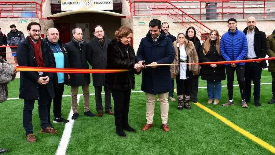 El campo municipal de f&uacute;tbol de Torrijos estrena c&eacute;sped de &uacute;ltima generaci&oacute;n