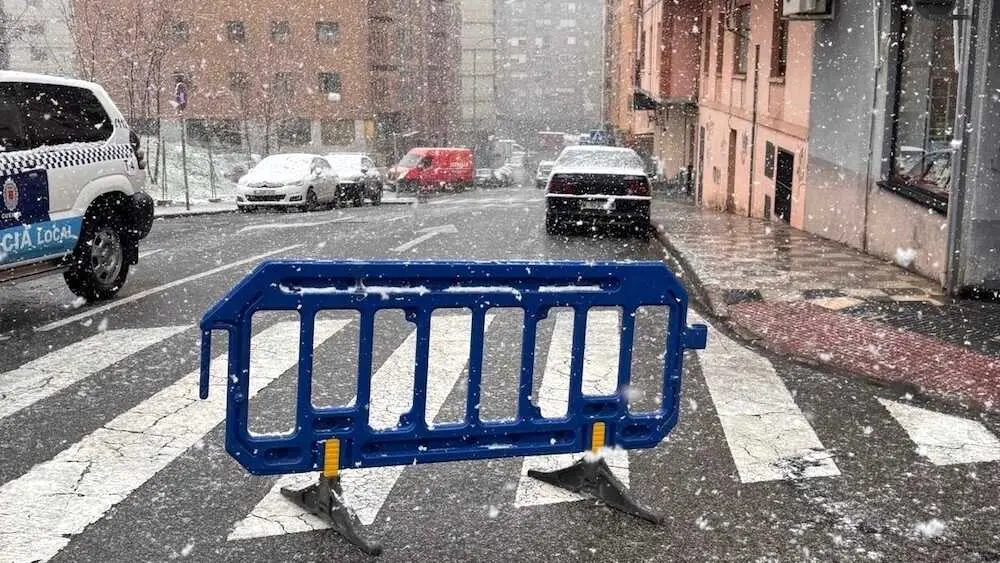 Cuenca cierra nueve calles y el Camino de los Jer&oacute;nimos por la nieve y el hielo, nevada