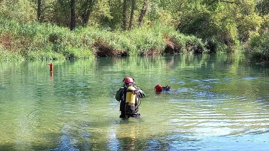Los GEAS de la Guardia Civil inician la inmersi&oacute;n para buscar a un joven desaparecido en aguas del r&iacute;o Tajo en Trillo (Guadalajara) - Fotograf&iacute;a: CMM