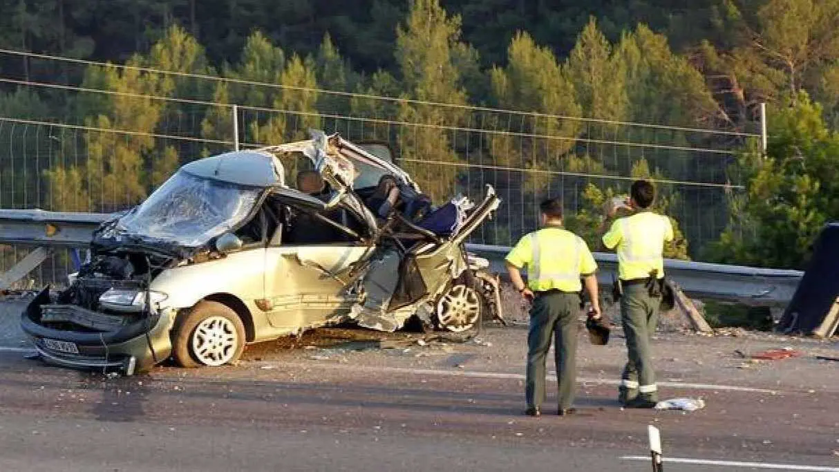 Imagen de archivo de un accidente de tr&aacute;fico con un turismo implicado, choque, colisi&oacute;n, salida de v&iacute;a, Guardia Civil de tr&aacute;fico,&nbsp;