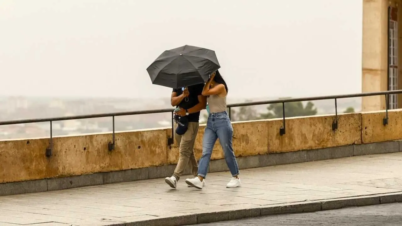 Una pareja se protege de la lluvia este jueves en Toledo. La Agencia Estatal de Meteorolog&iacute;a (Aemet) prev&eacute; un oto&ntilde;o m&aacute;s c&aacute;lido y m&aacute;s h&uacute;medo de lo habitual, sin descartar nuevos episodios de fuertes tormentas a causa de una nueva DANA - EFE/Ismael Herrero