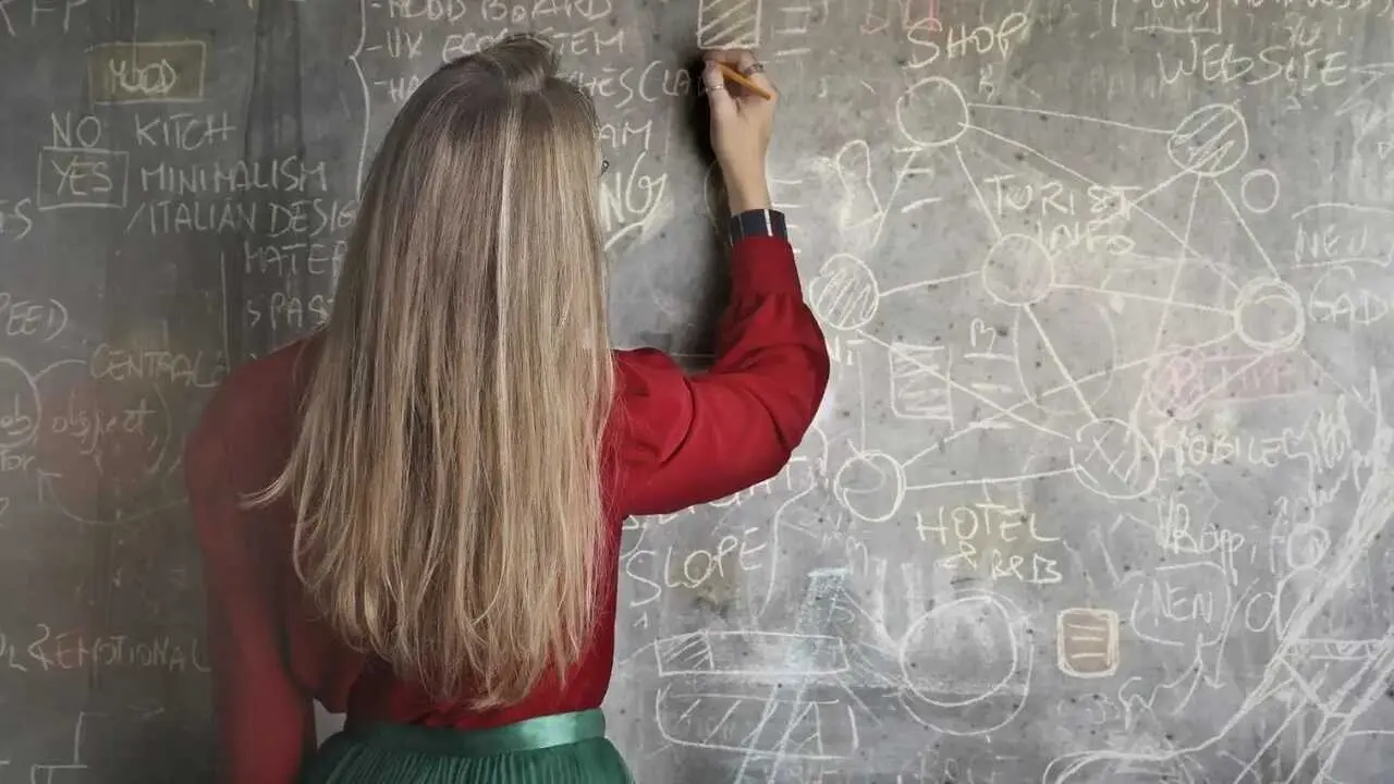 El calvario de una profesora de un instituto: amenazada con ser violada por alumnos, docente, profesora, clase,