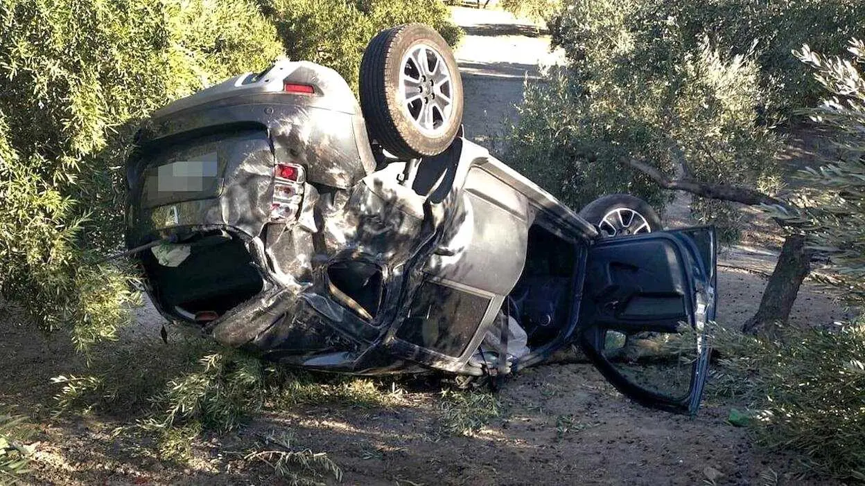 Imagen de archivo de un accidente de tr&aacute;fico con un turismo implicado y volcado en&nbsp; un olivar tras salirse de la v&iacute;a