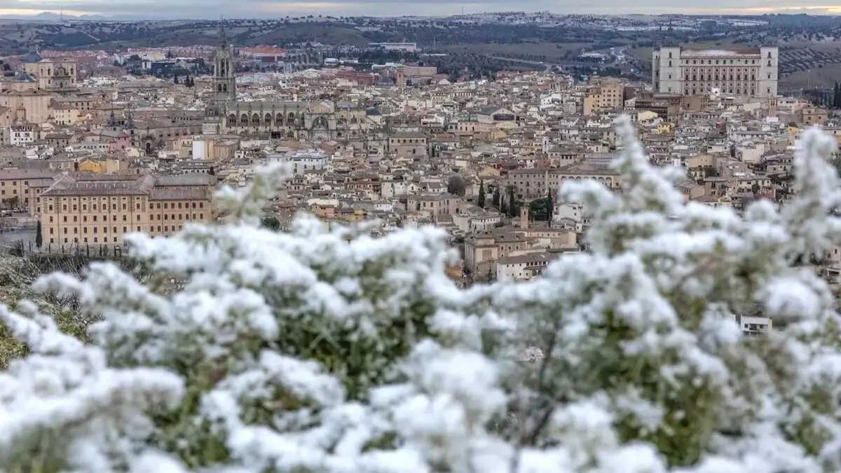 La borrasca Francis ha dejado una ligera nevada a su paso por la ciudad de Toledo - EFE/&Aacute;ngeles Visd&oacute;mine, tiempo, nieve, fr&iacute;o, helada, hielo, temporal, ola de fr&iacute;o, invierno,&nbsp;