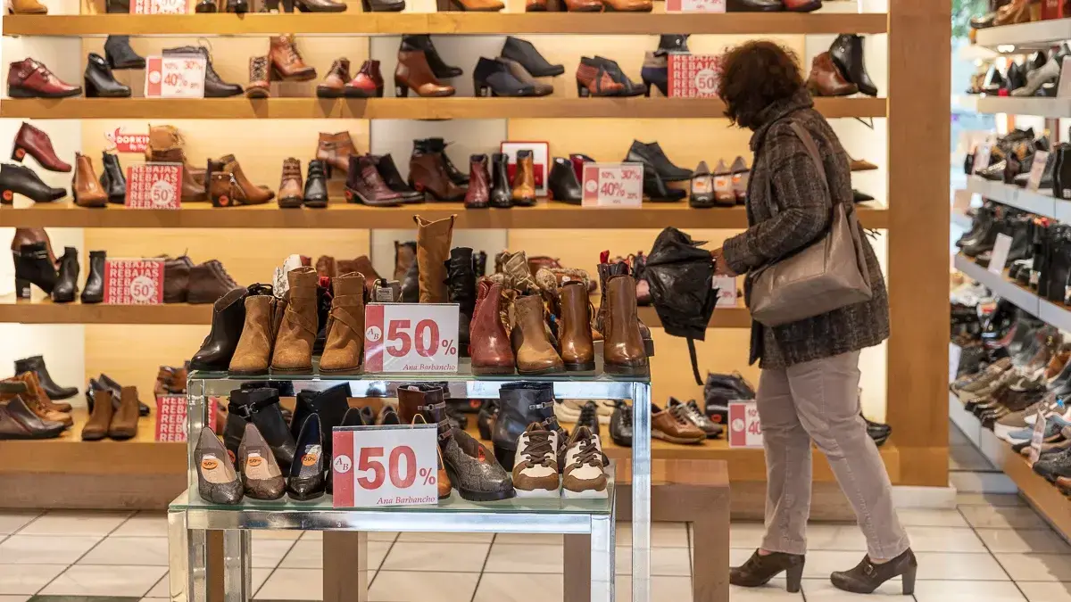 Las rebajas elevan ventas un 4% y el gasto ronda 100 euros en Castilla-La Mancha, comercio minorista, zapater&iacute;a, compras, zapatos, consumo, tienda