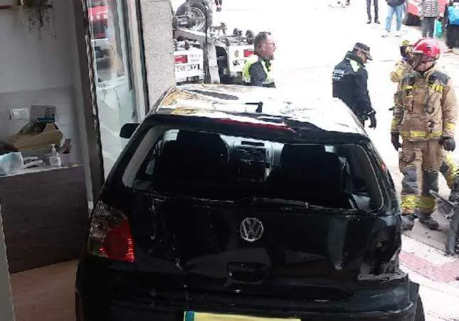 Un coche se estrella contra una peluquer&iacute;a con clientes y revienta la fachada