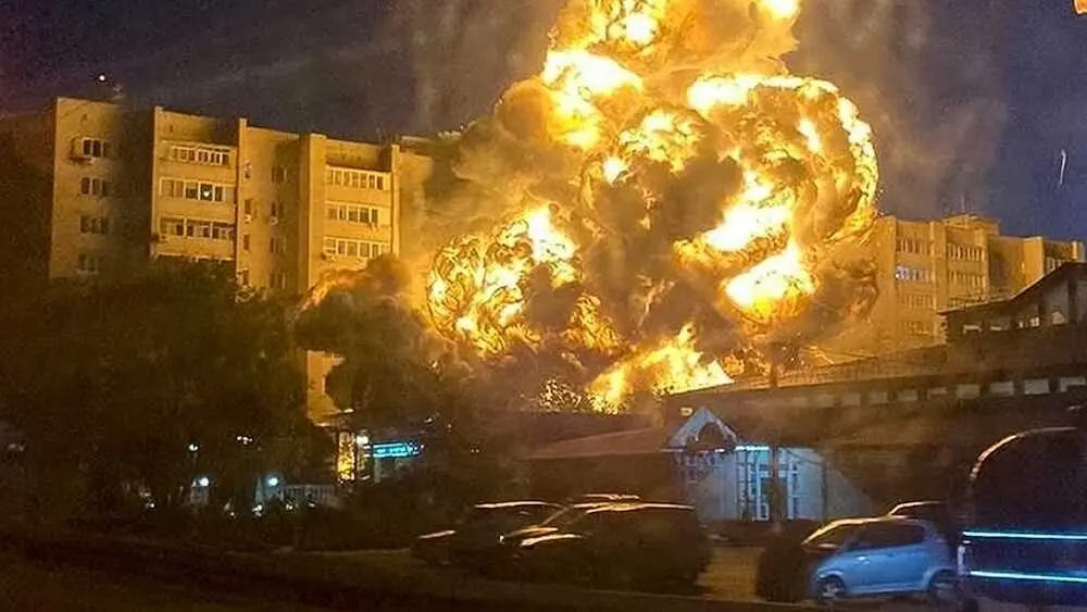 Imagen de archivo de un accidente a&eacute;reo en una zona residencial con una avioneta implicada, explosi&oacute;n, incendio, helic&oacute;ptero,