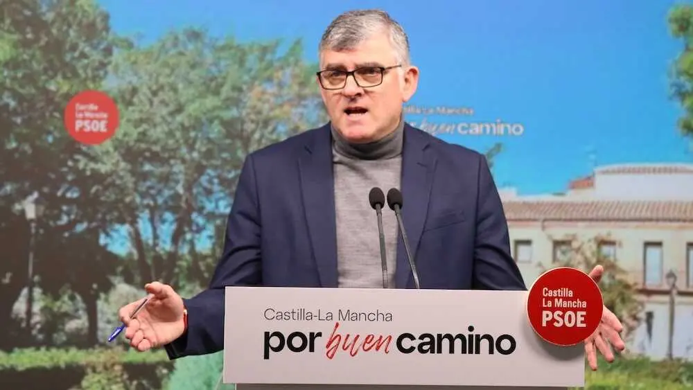 El presidente del PSOE en las Cortes de Castilla-La Mancha, &Aacute;ngel Tom&aacute;s Godoy, durante la rueda de prensa que ha ofrecido en la sede de los socialistas en Toledo