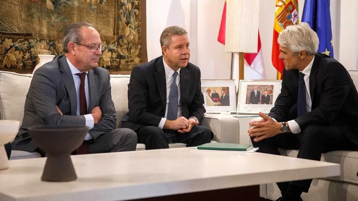 El presidente de Castilla-La Mancha, Emiliano Garc&iacute;a-Page, se re&uacute;ne, en Toledo, con directivos y responsables de Telef&oacute;nica