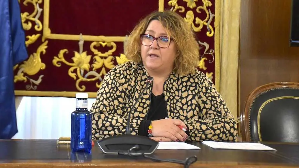 La diputada de Servicios Sociales, Eva Garc&iacute;a, durante la rueda de prensa que ha ofrecido