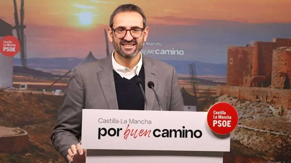 El secretario de Organizaci&oacute;n del PSOE de Castilla-La Mancha y diputado nacional, Sergio Guti&eacute;rrez, durante la rueda de prensa que ha ofrecido