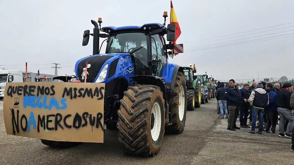 M&aacute;s de 70 tractores colapsan Guadalajara en una protesta agraria contra la UE - EP