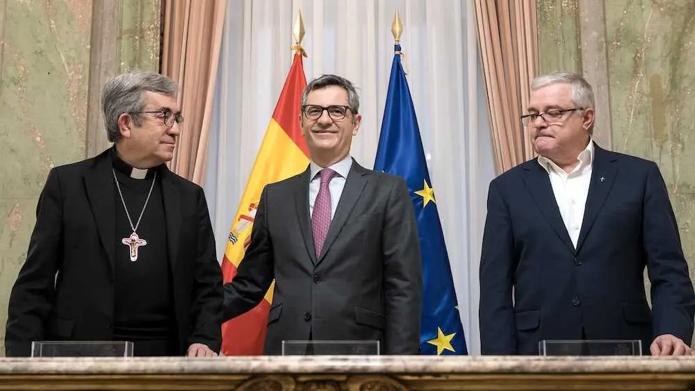 El ministro de la Presidencia, Justicia y Relaciones con las Cortes, F&eacute;lix Bola&ntilde;os (c), el presidente de la Conferencia Episcopal Espa&ntilde;ola, Luis Arg&uuml;ello (i), y el Presidente de la Conferencia Espa&ntilde;ola de Religiosos, Jes&uacute;s D&iacute;az Sariego (d) - EP/Diego Radam&eacute;s
