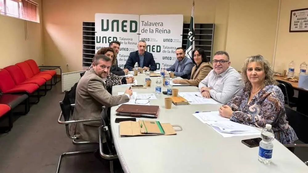 El director general de Universidades, Investigaci&oacute;n e Innovaci&oacute;n, Jos&eacute; Antonio Castro, durante una reuni&oacute;n mantenida con el vicerrector de la UNED en Castilla-La Mancha, Jes&uacute;s de Andr&eacute;s