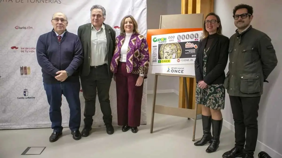 La consejera de Econom&iacute;a, Empresas y Empleo, Patricia Franco, ha presentado el cup&oacute;n de la ONCE dedicado al damasquinado de Toledo, en el Centro Regional de Promoci&oacute;n de Artesan&iacute;a Mezquita de Torner&iacute;as