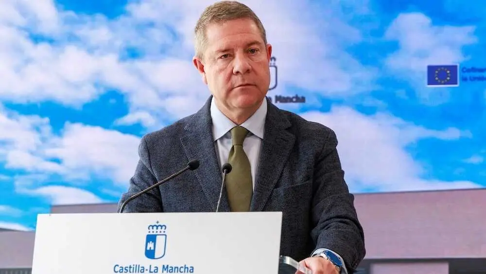 El presidente de Castilla-La Mancha, Emiliano Garc&iacute;a-Page, durante su intervenci&oacute;n este viernes en un acto en Alcoba de los Montes (Ciudad Real)