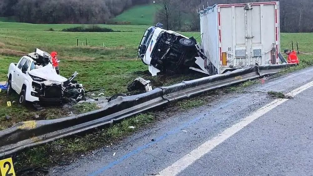 Un muerto y tres heridos tras una colisi&oacute;n entre un cami&oacute;n y un todoterreno