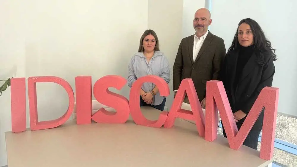 El director general de Recursos Humanos y Transformaci&oacute;n del SESCAM, I&ntilde;igo Cort&aacute;zar, durante su visita al Instituto de Investigaci&oacute;n Sanitaria (IDISCAM)