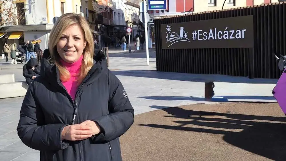 La portavoz del PSOE en las Cortes de Castilla-La Mancha, Ana Isabel Abeng&oacute;zar, atendiendo a los medios este s&aacute;bado en Alc&aacute;zar de San Juan (Ciudad Real)