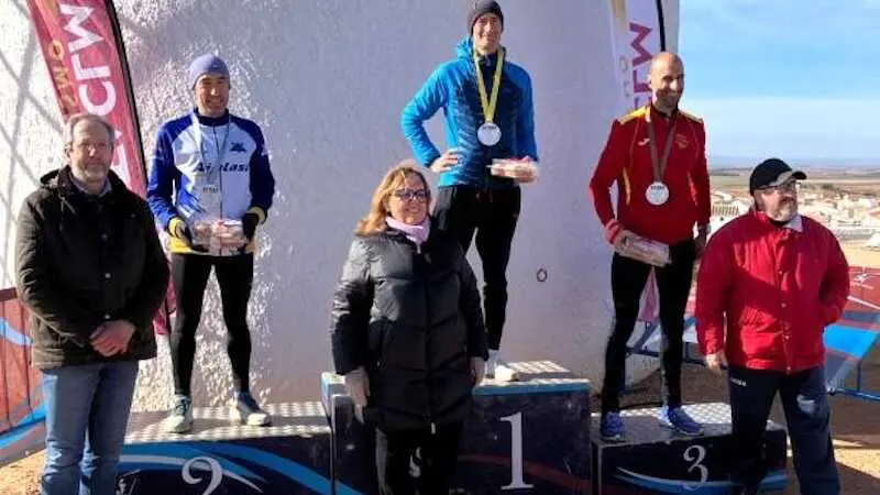 La viceconsejera de Cultura y Deportes, Carmen Teresa Olmedo, en el Campeonato de Castilla-La Mancha de Campo a Trav&eacute;s, que se ha celebrado en la Sierra de los Molinos de Campo de Criptana (Ciudad Real)