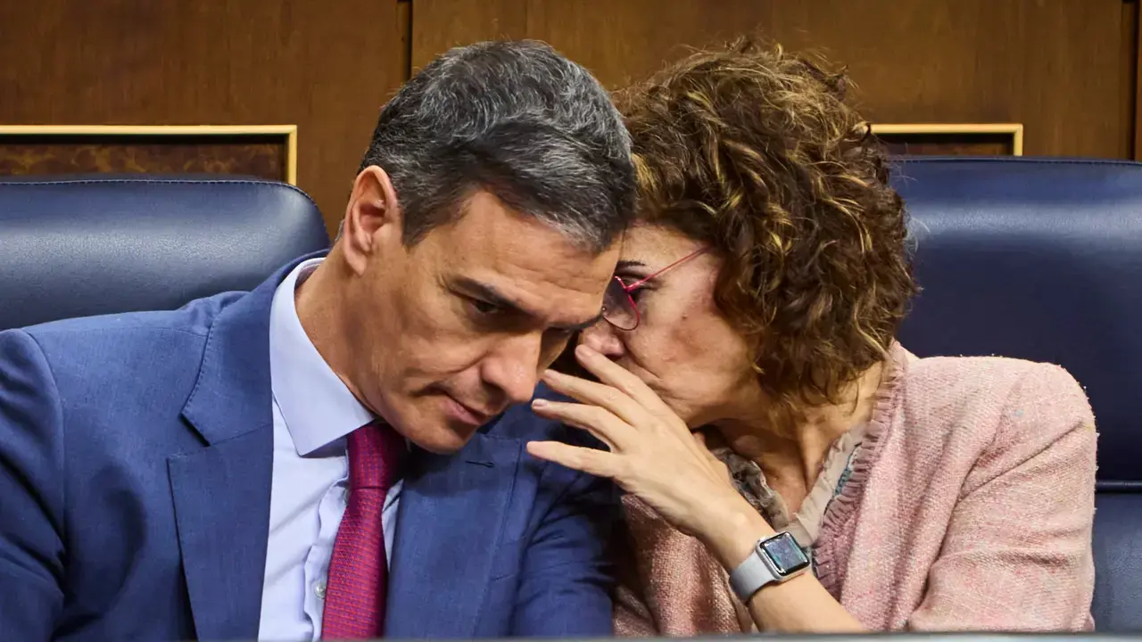 En la imagen de archivo el presidente del Gobierno, Pedro S&aacute;nchez, y la vicepresidenta segunda y ministra de Hacienda, Mar&iacute;a Jes&uacute;s Montero, en sus esca&ntilde;os en el Congreso