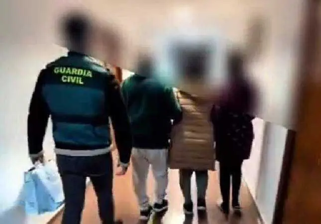 Liberan con dedos rotos y quemaduras a una chica secuestrada por sus familiares