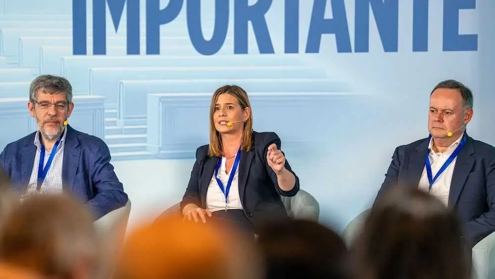 La secretaria general y portavoz parlamentaria del PP de Castilla-La Mancha, Carolina Agudo, durante su intervenci&oacute;n en la 28&ordf; Interparlamentaria del Partido Popular, celebrada este fin de semana en La Coru&ntilde;a