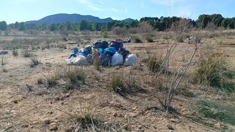 El entorno del embalse del Cenajo en F&eacute;rez (Albacete) tras la macrofiesta ilegal desarrollada durante una semana - EP