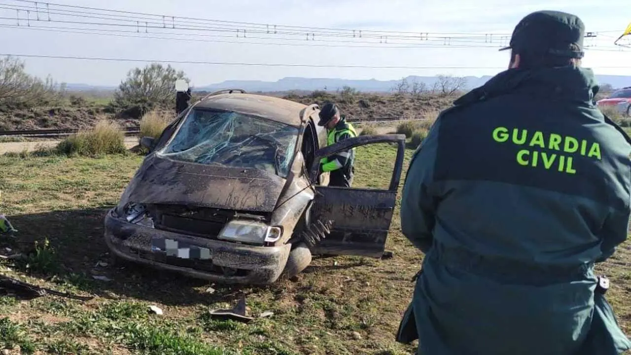Muere un conductor de 36 a&ntilde;os tras salirse de la carretera y volcar su coche, accidente de tr&aacute;fico, choque, colisi&oacute;n, salida de v&iacute;a, salirse de la v&iacute;a, volcar, volcado,